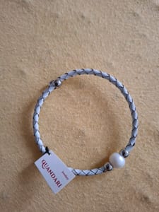 Geflochtenes Armband mit Perle und Silberperlen