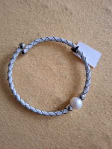 Geflochtenes Armband mit Perle und Silberperlen — Bild 2 von 2 anzeigen