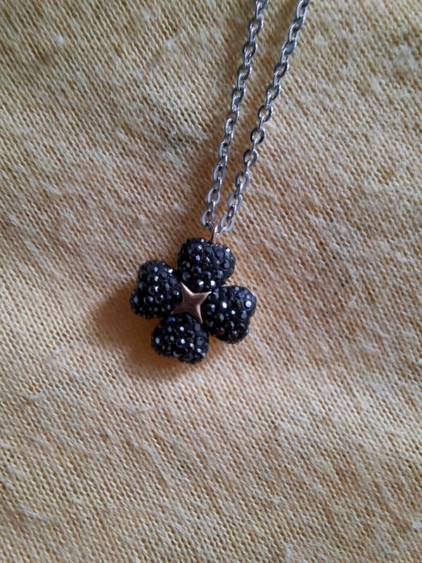 Kette von Swarovski mit Kleeblatt-Anhänger, Kristallsteine — Bild 2 von 4