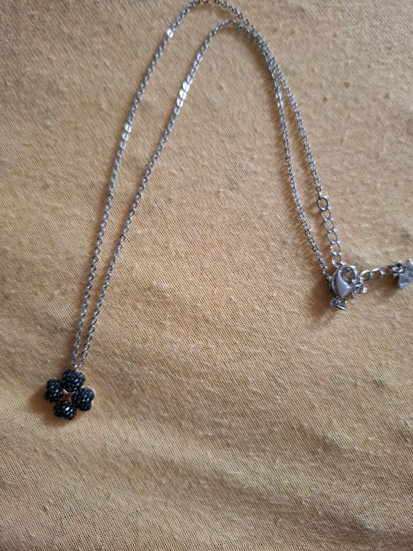 Kette von Swarovski mit Kleeblatt-Anhänger, Kristallsteine — Bild 3 von 4