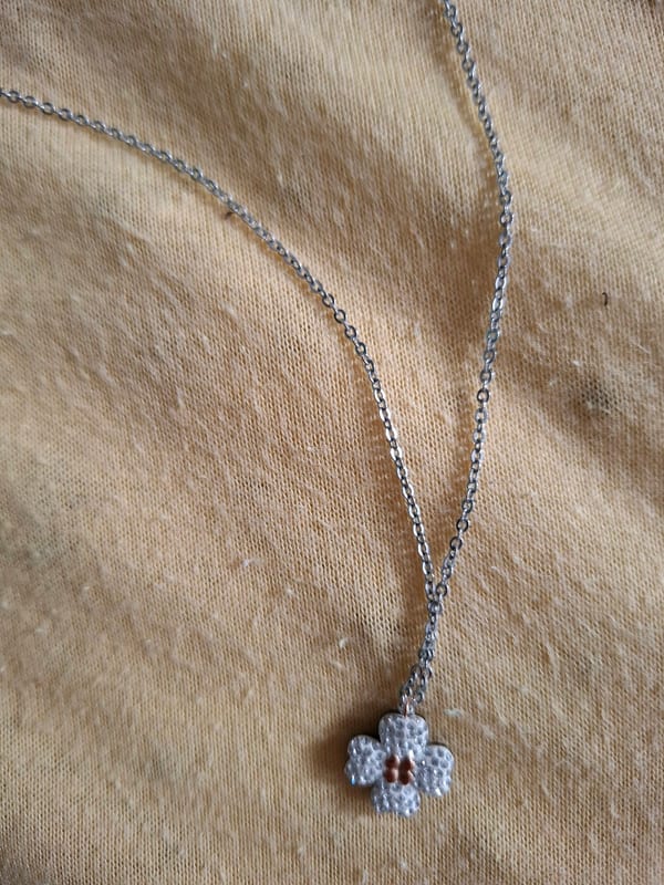 Kette von Swarovski mit Kleeblatt-Anhänger, Kristallsteine — Bild 4 von 4