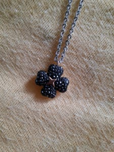 Kette von Swarovski  mit Kleeblatt-Anhänger, Kristallsteine — Bild 2 von 4 anzeigen