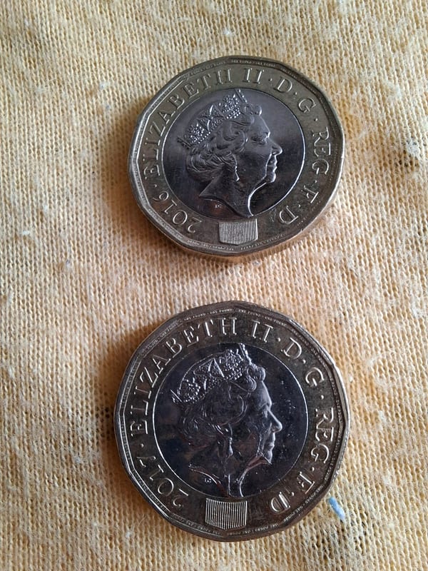 2 britische Ein-Pfund-Münzen (2016 und 2017) — Bild 3 von 3