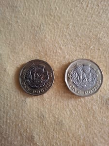 2 britische Ein-Pfund-Münzen (2016 und 2017)