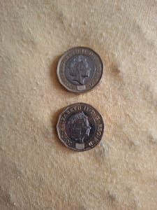 2 britische Ein-Pfund-Münzen (2016 und 2017) — Bild 2 von 3 anzeigen