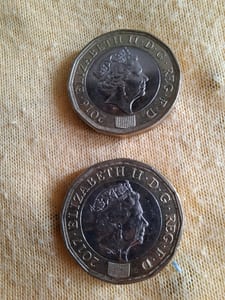 2 britische Ein-Pfund-Münzen (2016 und 2017) — Bild 3 von 3 anzeigen