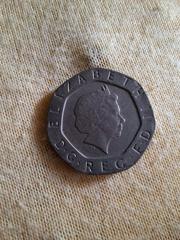 Britische 20-Pence-Münze mit Elizabeth-II-Porträt – Münze aus dem Jahr 2000 — Bild 1 von 2