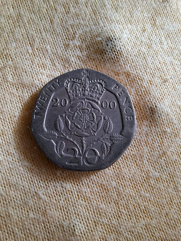 Britische 20-Pence-Münze mit Elizabeth-II-Porträt – Münze aus dem Jahr 2000 — Bild 2 von 2