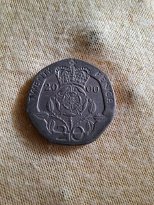 Britische 20-Pence-Münze mit Elizabeth-II-Porträt – Münze aus dem Jahr 2000 — Bild 2 von 2 anzeigen