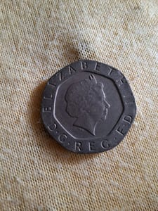 Britische 20-Pence-Münze mit Elizabeth-II-Porträt – Münze aus dem Jahr 2000