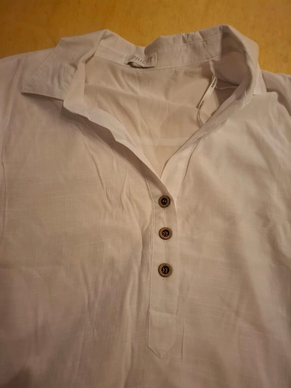 Weiße Bluse mit kurzen Ärmeln und Knopfleiste — Bild 2 von 4