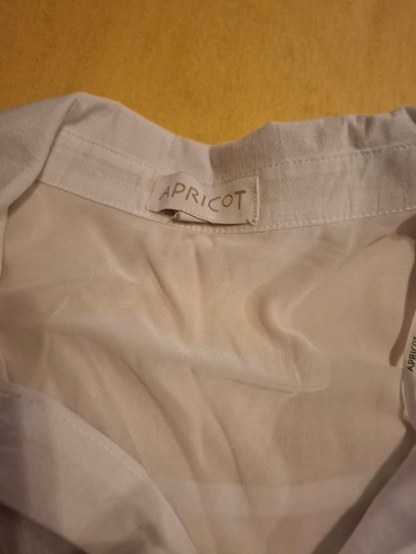 Weiße Bluse mit kurzen Ärmeln und Knopfleiste — Bild 3 von 4