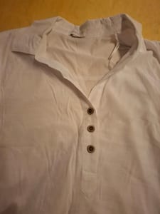 Weiße Bluse mit kurzen Ärmeln und Knopfleiste — Bild 2 von 4 anzeigen