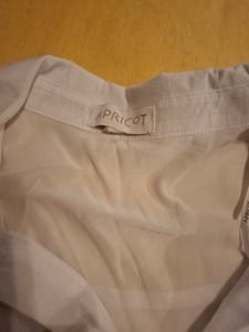 Weiße Bluse mit kurzen Ärmeln und Knopfleiste — Bild 3 von 4 anzeigen