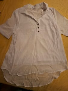 Damen Weiße Bluse mit kurzen Ärmeln und Knopfleiste – Größe M/L