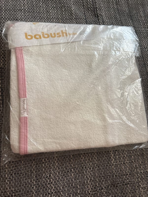 Baby-Kapuzenhandtuch mit Bärchen-Motiv, rosa Einfassung — Bild 2 von 3