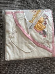 Baby-Kapuzenhandtuch mit Bärchen-Motiv, rosa Einfassung – Größe 56 – Weiß