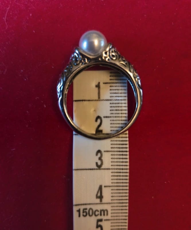 Ring mit weißer Perle und verziertem Ringkopf — Bild 1 von 3