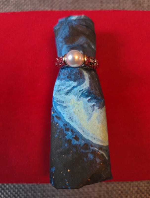 Ring mit weißer Perle und verziertem Ringkopf — Bild 2 von 3