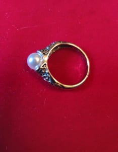 Ring mit weißer Perle und verziertem Ringkopf — Bild 3 von 3 anzeigen