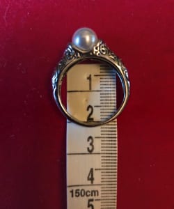 Damen Ring mit weißer Perle und verziertem Ringkopf – Silber