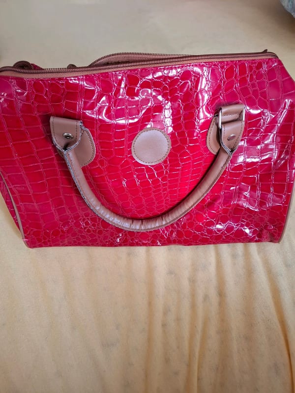 Rote Lack-Handtasche mit Krokoprägung — Bild 1 von 6