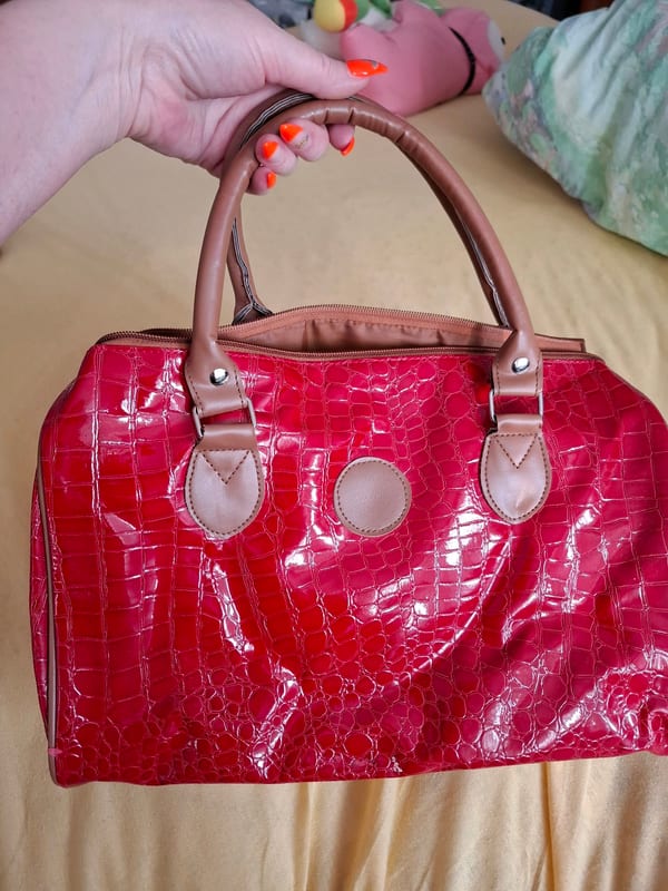 Rote Lack-Handtasche mit Krokoprägung — Bild 2 von 6