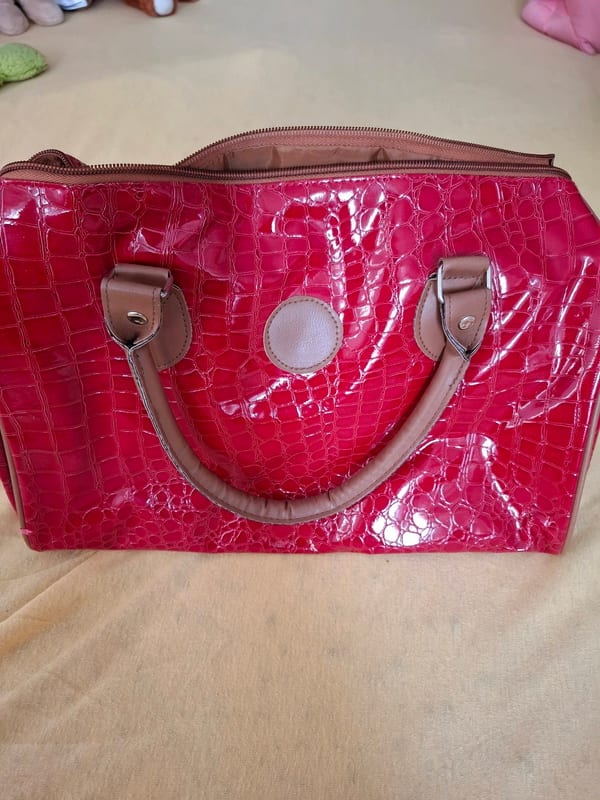 Rote Lack-Handtasche mit Krokoprägung — Bild 3 von 6