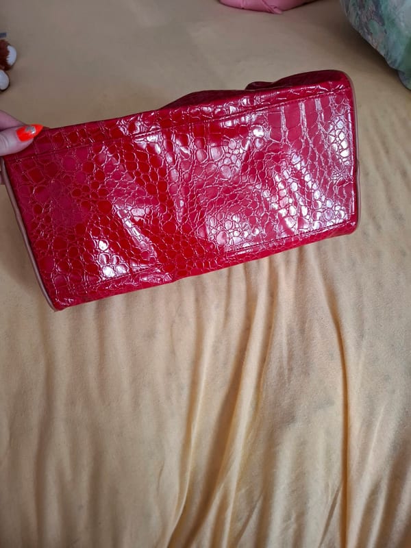 Rote Lack-Handtasche mit Krokoprägung — Bild 4 von 6