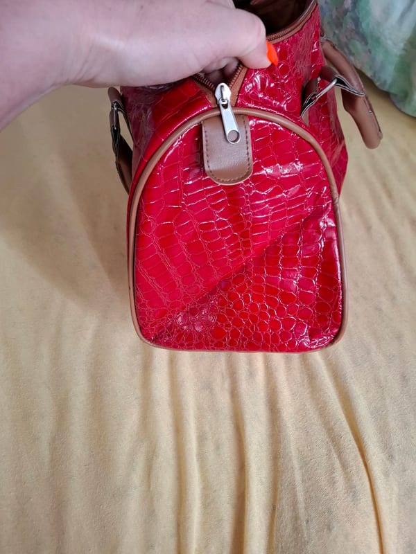 Rote Lack-Handtasche mit Krokoprägung — Bild 5 von 6