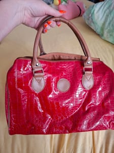 Rote Lack-Handtasche mit Krokoprägung — Bild 2 von 6 anzeigen