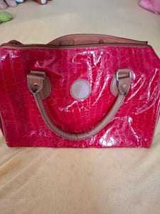 Rote Lack-Handtasche mit Krokoprägung — Bild 3 von 6 anzeigen