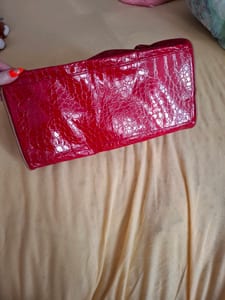 Rote Lack-Handtasche mit Krokoprägung — Bild 4 von 6 anzeigen
