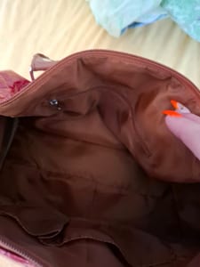 Rote Lack-Handtasche mit Krokoprägung — Bild 6 von 6 anzeigen