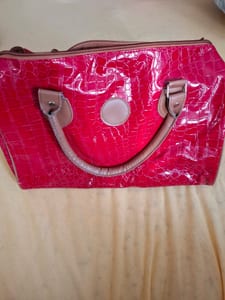 Damen Rote Lack-Handtasche mit Krokoprägung