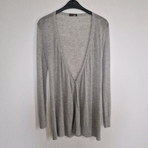 Feiner Strickcardigan, grau meliert, langer Schnitt — Bild 1 von 3 anzeigen