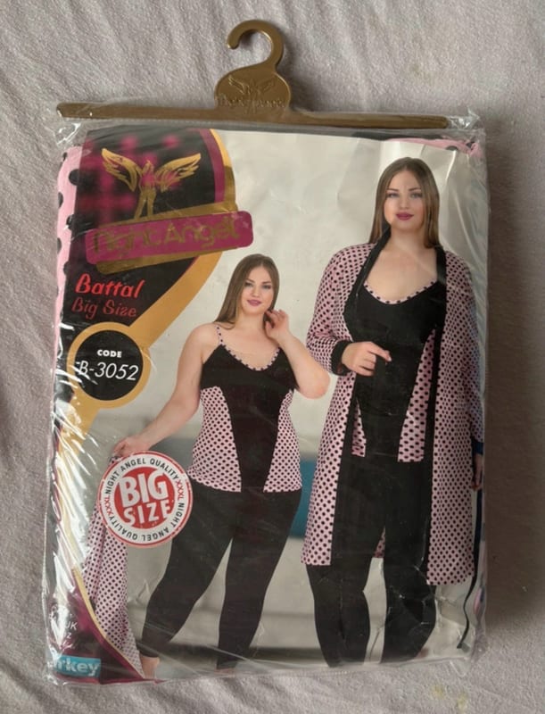 Schlafanzug-Set mit Morgenmantel, rosa mit schwarzen Punkten, Big Size — Bild 1 von 2