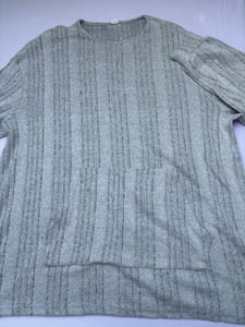 Damen Langarm-Oversize-Pullover in Grau gestreift — Bild 2 von 5 anzeigen