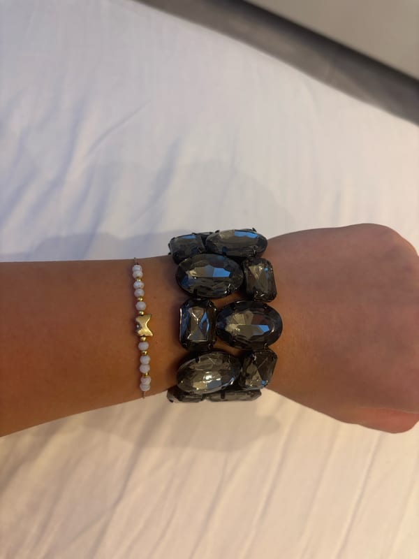 Damen Armband mit grauen Glassteinen, elastisch
