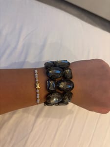 Damen Armband mit grauen Glassteinen, elastisch