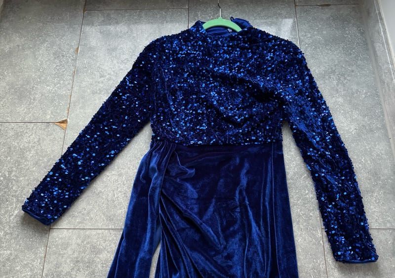 Damen Langes Abendkleid in Royalblau mit Pailletten und Schlitz – Größe S – Bild 2 von 9