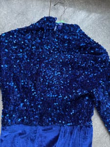 Damen Langes Abendkleid in Royalblau mit Pailletten und Schlitz – Größe S — Bild 8 von 9 anzeigen