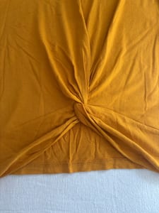 Damen-Shirt mit Knoten vorne – Senfgelb, kurzarm – Größe 38 — Bild 2 von 5 anzeigen