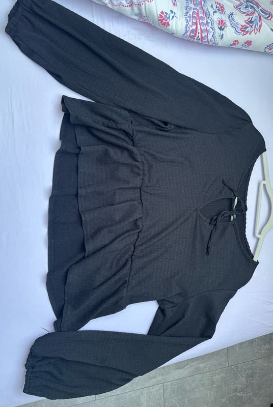 Damen Schwarze Bluse mit Bindeausschnitt und Volant – Langarm – Größe 44