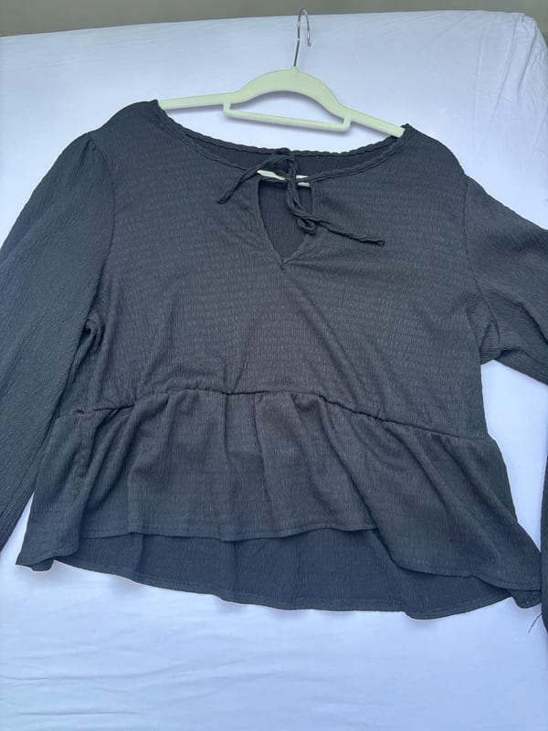 Damen Schwarze Bluse mit Bindeausschnitt und Volant – Langarm – Größe 44 – Bild 2 von 8