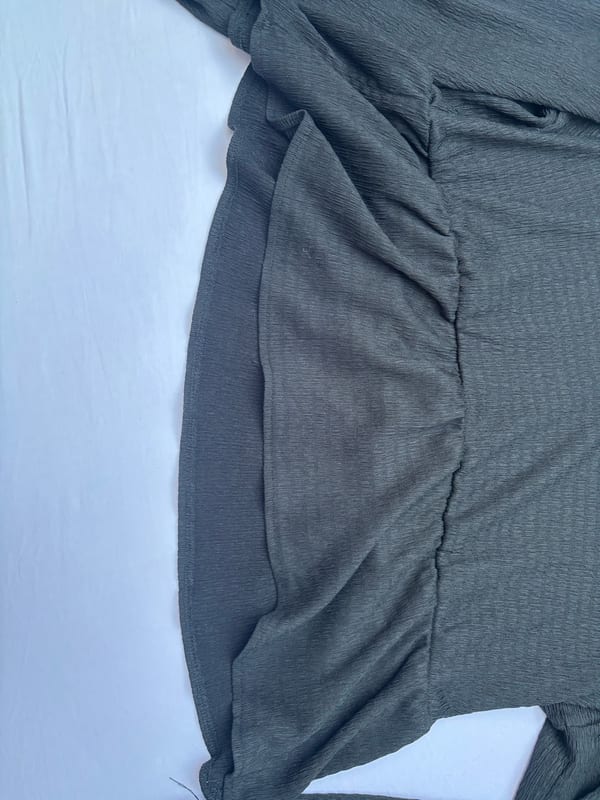 Damen Schwarze Bluse mit Bindeausschnitt und Volant – Langarm – Größe 44 – Bild 3 von 8