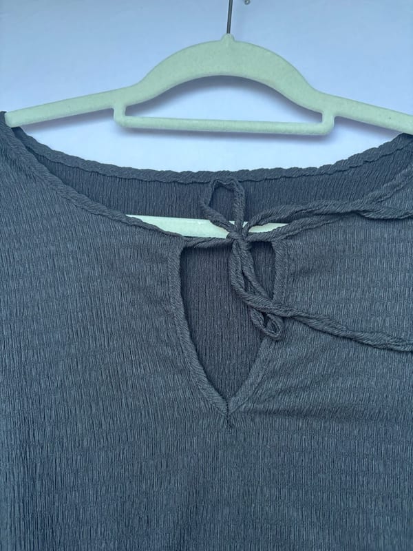 Damen Schwarze Bluse mit Bindeausschnitt und Volant – Langarm – Größe 44 – Bild 4 von 8