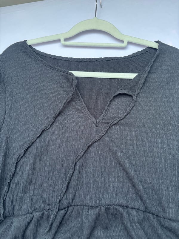 Damen Schwarze Bluse mit Bindeausschnitt und Volant – Langarm – Größe 44 – Bild 5 von 8
