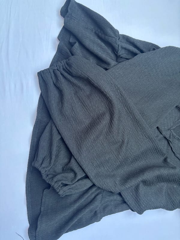 Damen Schwarze Bluse mit Bindeausschnitt und Volant – Langarm – Größe 44 – Bild 6 von 8