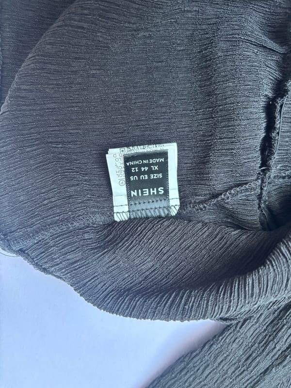 Damen Schwarze Bluse mit Bindeausschnitt und Volant – Langarm – Größe 44 – Bild 7 von 8